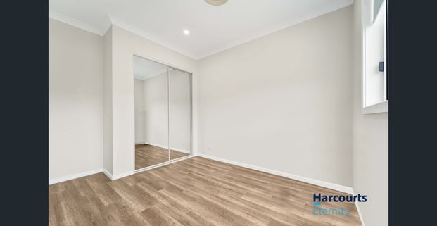 Stunning 4-Bedroom Townhouse in Toongabbie! - Photo 1
