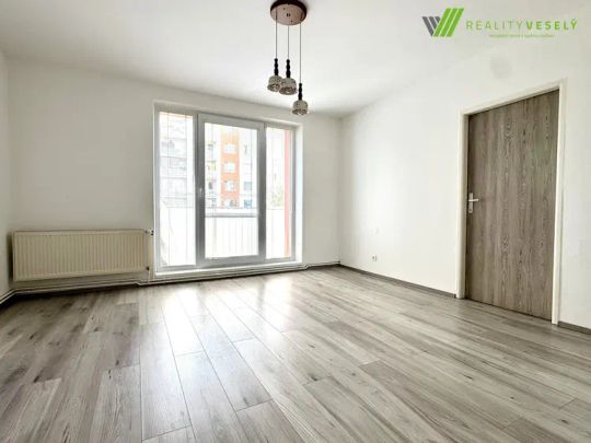 Pronájem bytu 3+1 s balkonem na ul. Seifertova v Hodoníně - Photo 1