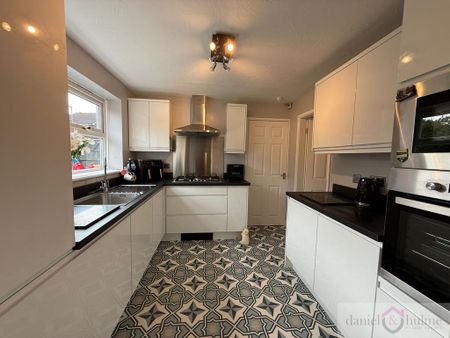 4 bedroom detached house to rent - Photo 5