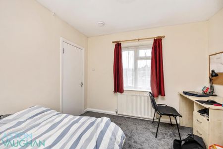 4 bedroom semi-detached house to rent - Photo 2