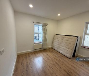 3 bedroom flat to rent - Photo 2
