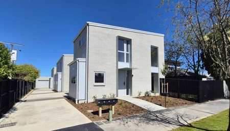 Stylish Townhouse - Photo 2