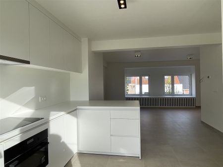 Gerenoveerd appartement met 2 slaapkamers - Photo 2