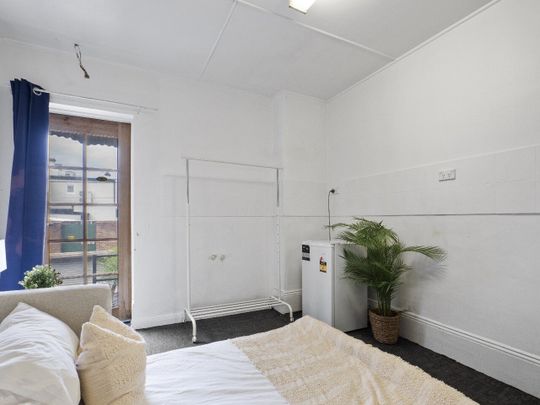 Redfern - Photo 1