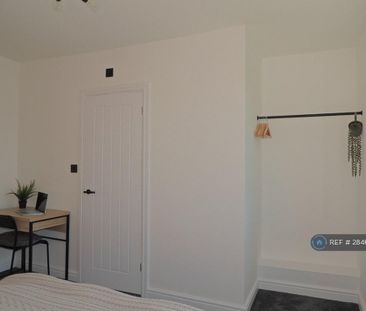 1 bedroom in a house share to rent - Photo 3