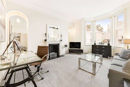 A beautifully presented first floor one bedroom apartment (with lift) in the heart of Knightsbridge neutrally decorated in contemporary style with superb storage throughout. - Photo 2