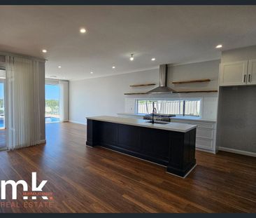 Sparkling Inground Pool & Spa - Big 31sq family home on an 800m block - Photo 1