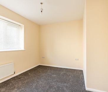 Available unfurnished now - Photo 4