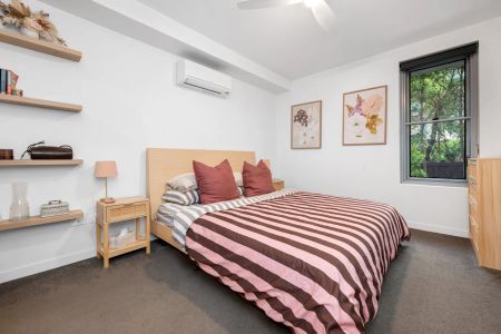 Modern Apartment with Leafy Courtyard Living - Photo 4