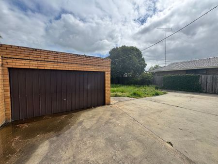 3 BEDROOM FAMILY HOME - Photo 2