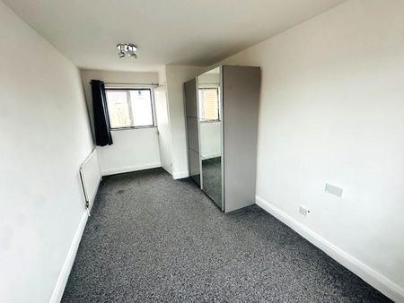 6 bedroom semi-detached house to rent - Photo 2