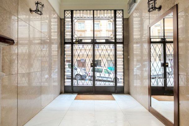 Room in large apartment in Moragas street - Photo 1