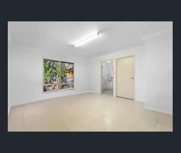 A rare opportunity - Huge family home in Logan Central - Photo 4