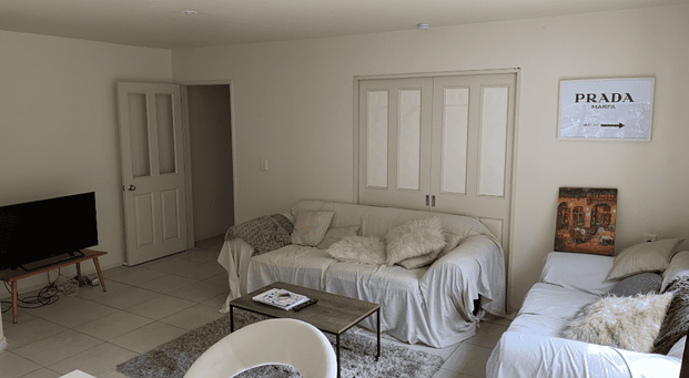 Live right next to the University! - Photo 1