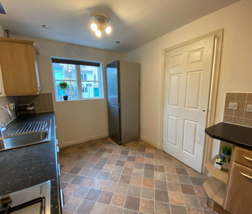 Gorgeous fully ensuite rooms in cute 4 bed town house - Photo 1
