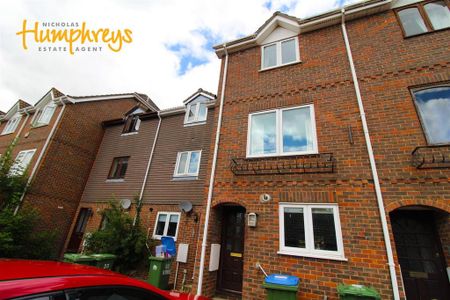 4 bedroom end of terrace house to rent - Photo 4
