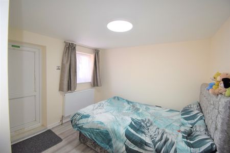 2 Bed Detached House, Portland Terrace, IG1 - Photo 4