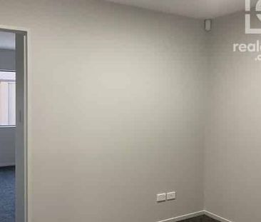 Modern & Spacious Townhouse in Central Papatoetoe - Photo 2