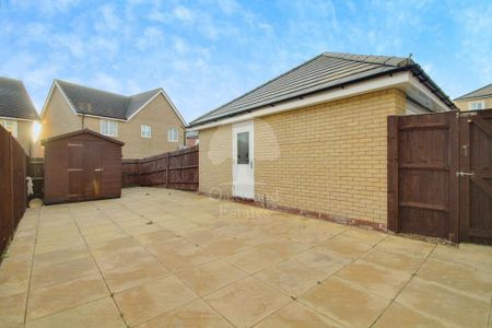 4 bedroom semi-detached house to rent - Photo 4