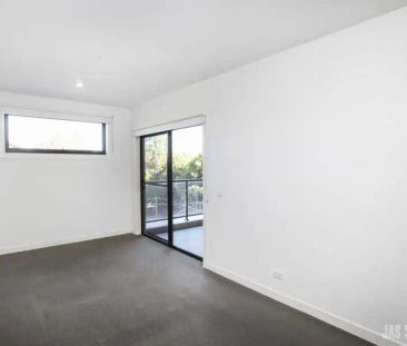 “Ultimate in easy living” - Photo 4