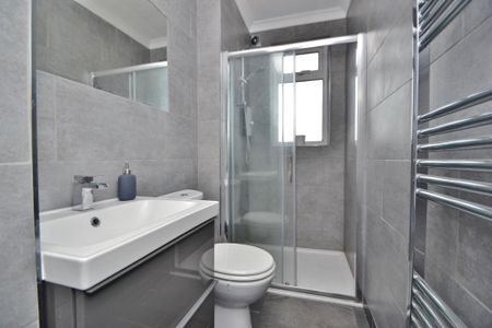 1 bedroom in a house share to rent - Photo 2