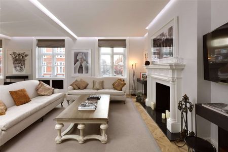 This is a beautiful three bedroom apartment located on the second floor of a period building on North Audley Street. - Photo 2