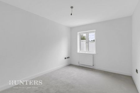 4 bedroom semi-detached house to rent - Photo 5