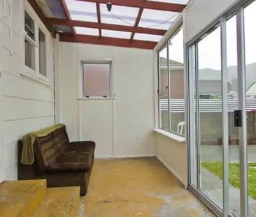 Freshly Redecorated 3-Bed with Thriving Vege Garde - Photo 1