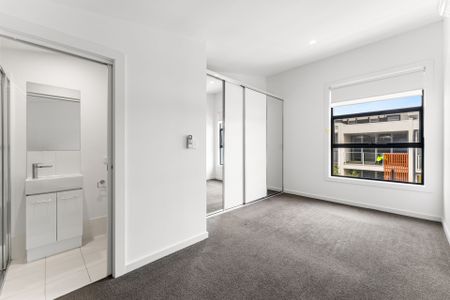 Extra Large Designer Style 3 Storey Terrace Home - Photo 3