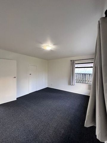 Newly renovated 3-bedroom, 2-Living room available - Photo 4
