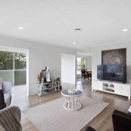 Mangere East, 5 Bedrooms, $900 - Photo 3