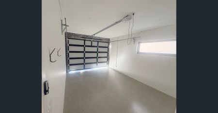 Spacious 5-Bedroom Duplex in Prime Location! - Photo 2