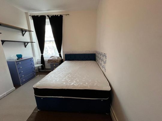 1 bedroom in a flat share to rent - Photo 1