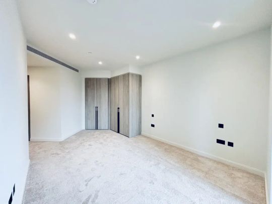 2 bedroom flat in London - Photo 1