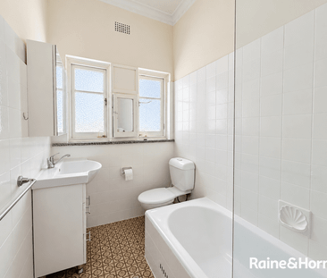Convenient Two-Bedroom Apartment Close to UNSW & Light Rail - Photo 2