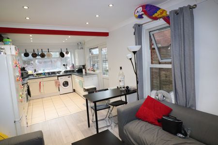 6 Bed Terraced House, Tennyson Road, SO17 - Photo 3