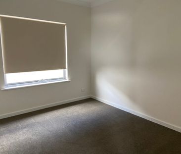 SUPERB RESIDENCE IN SOUGHT AFTER LOCATION - Photo 4