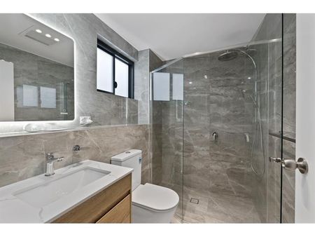 Ultra Modern, Centrally Located, Sun Filled, Designer Luxury Two Bedroom Apartment Plus Balcony In Sensational Setting - Photo 5