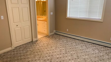 2 Bed + Den Condo For Rent In Westmount - Photo 3