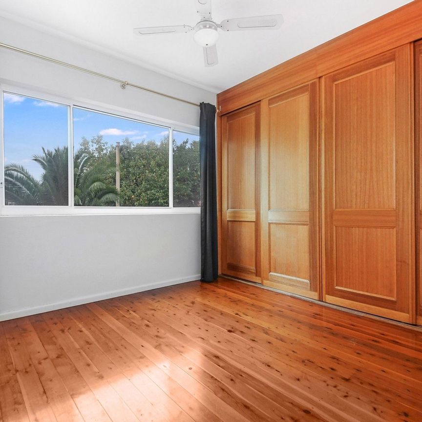 Sunny & Spacious Apartment&comma; Short Stroll to the Coogee Beach&excl; - Photo 1