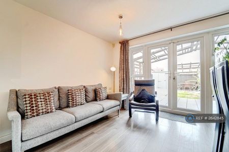 3 bedroom semi-detached house to rent - Photo 3