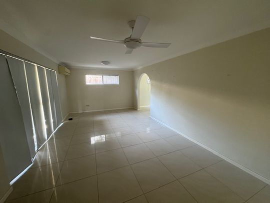 Aspley house 4 Bedroom big yard all aircons available now - Photo 1
