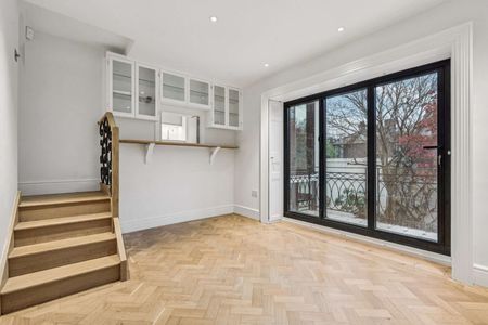 Beautifully renovated Georgian house overlooking the river Thames - Photo 3