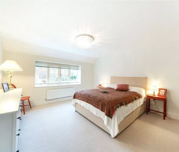 4 Bedroom House - Burnham Square, Upper Froyle - Photo 5