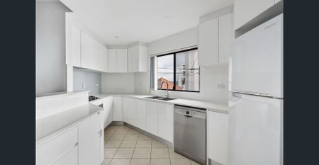 Spacious two-bedroom apartment in the heart of Dulwich Hill - Photo 2