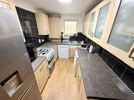 Taywood Road, Northolt, UB5 6GB - Photo 2