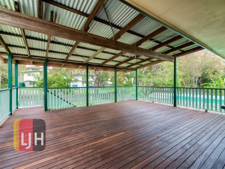 AIR CONDITIONED FIVE BEDROOM HOME WITH INGROUND POOL !! - Photo 3