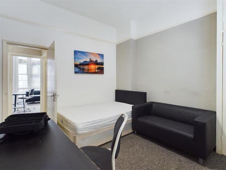 2 bedroom flat to rent - Photo 2