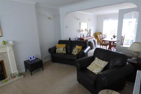 2 bedroom semi-detached bungalow to rent - Photo 2