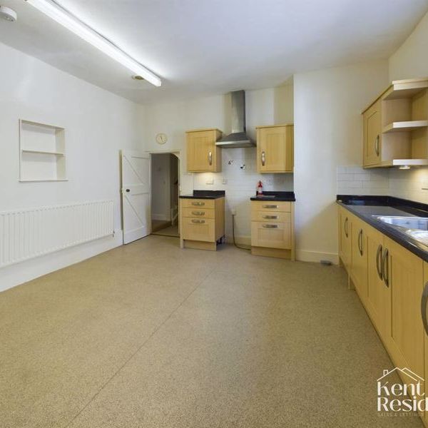 2 bed flat to rent in Deanery Gate, Rochester, ME1 - Photo 1